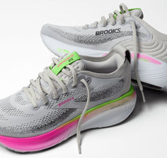 Tenis Brooks Adrenaline GTS 25 Mujer Gris Claro